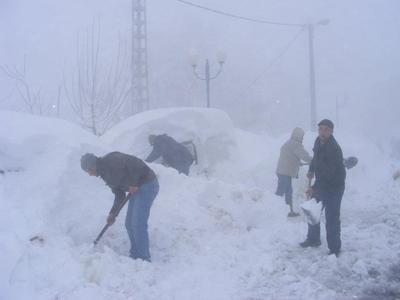 Un homme enseveli par une coulée de neige décède d'hypothermie à Tizi Oumalou Un homme enseveli par une coulée de neige décède d'hypothermie à Tizi Oumalou