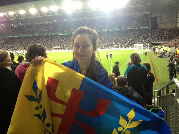 Une jeune fille de la diaspora kabyle brandit le drapeau kabyle lors d'un match de footbal opposant Lyon à St-Etienne